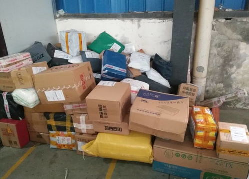 雙十一后威遠(yuǎn)快遞倉(cāng)庫(kù) 日用品堆成山的震撼景象